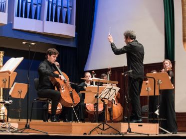 Maximilian Hornung, Simon Gaudenz und Musiker*innen der Jenaer Philharmonie, Foto: Jenaer Philharmonie, Christoph Staemmler