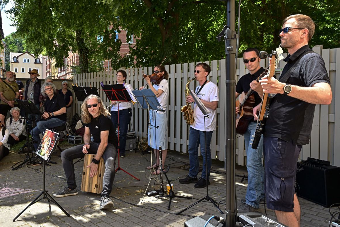 Carl Zeiss Meditec AllStars vor der alten Augenklinik Jena, Foto: ZEISS, Jürgen Scheere