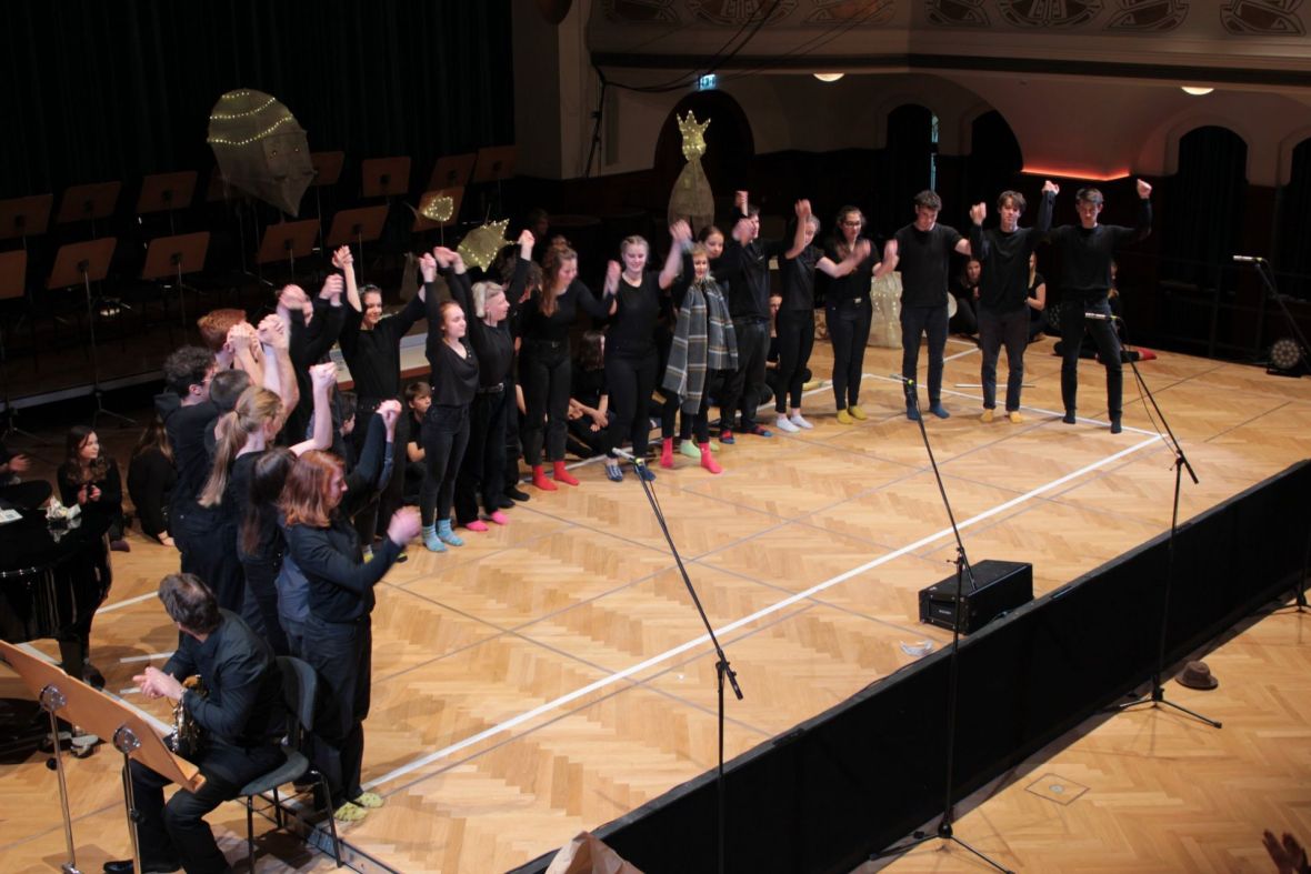 Schüler*innen des Christlichen Gymnasiums Jena und der Freien Gesamtschule UniverSaale Jena / Musiker*innen der Jenaer Philharmonie, Foto: Sebastian Beer