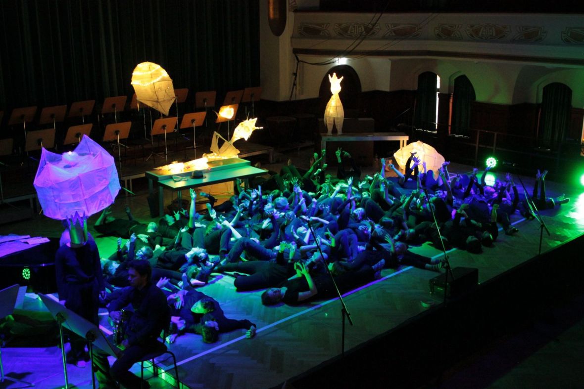 Schüler*innen des Christlichen Gymnasiums Jena und der Freien Gesamtschule UniverSaale Jena / Musiker*innen der Jenaer Philharmonie, Foto: Sebastian Beer