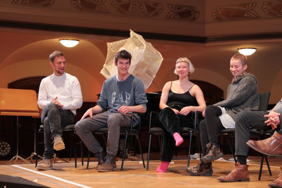 Nachgespräch mit Schüler*innen, Maren Hädrich, Simon Gaudenz, Max Uthoff und Sebastian Gühne, Moderation: Jonas Zipf, Foto: Sebastian Beer