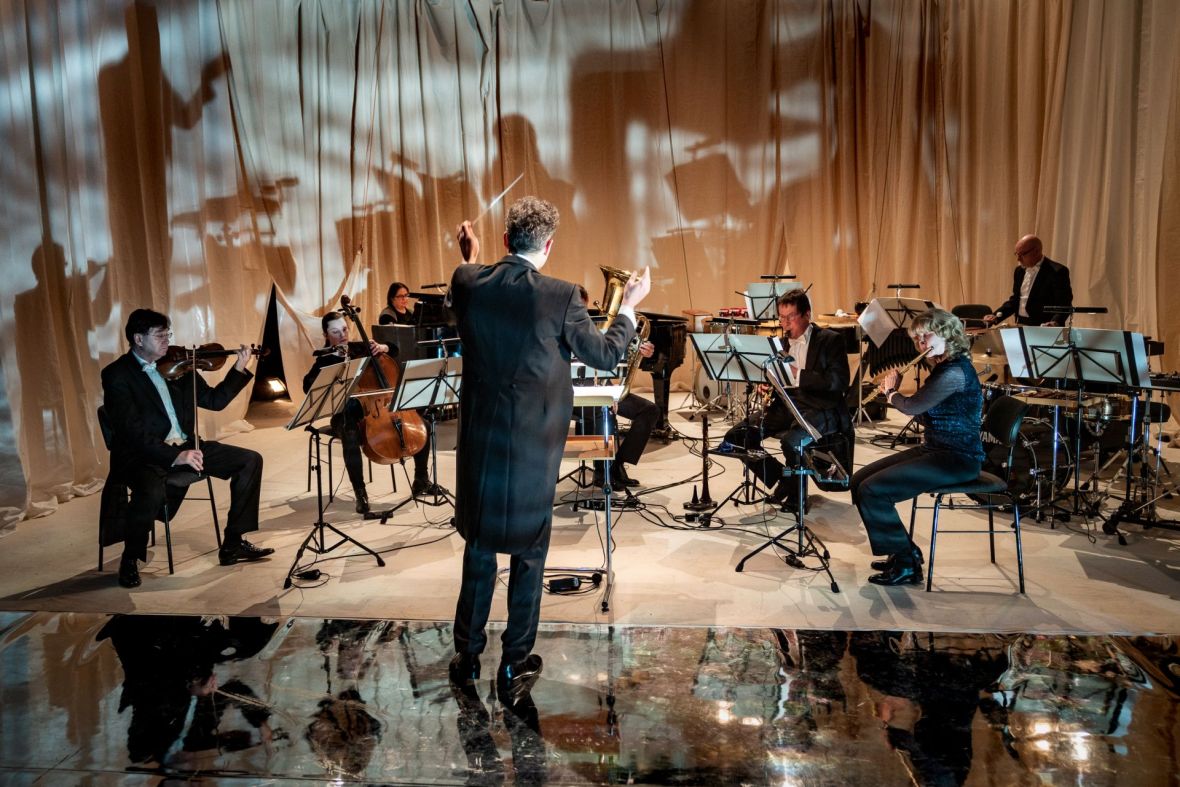 Vordergrund: Simon Gaudenz / Hintergrund: Marius Sima / Alma-Sophie Starke / Camelia Sima / Johannes Freyer / Christof Reiff / Erdmute Geuther / René Münch, Foto: Joachim Dette