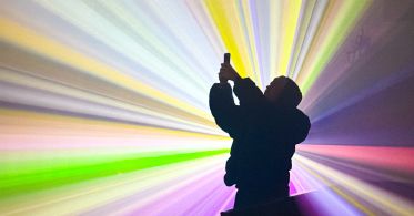 „PETRICHOR“, Video-Installation von Robert Seidel und Sound-Performance von Nikolai von Sallwitz, LUNA Festival, Grote Kerk Leeuwarden (NL), 2025, Foto: Robert Seidel