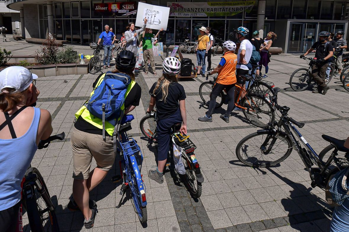 Fahrrad-Performance „Eine Brise“ von Mauricio Kagel auf dem Ernst-Abbe-Platz Jena, Foto: ZEISS, Jürgen Scheere