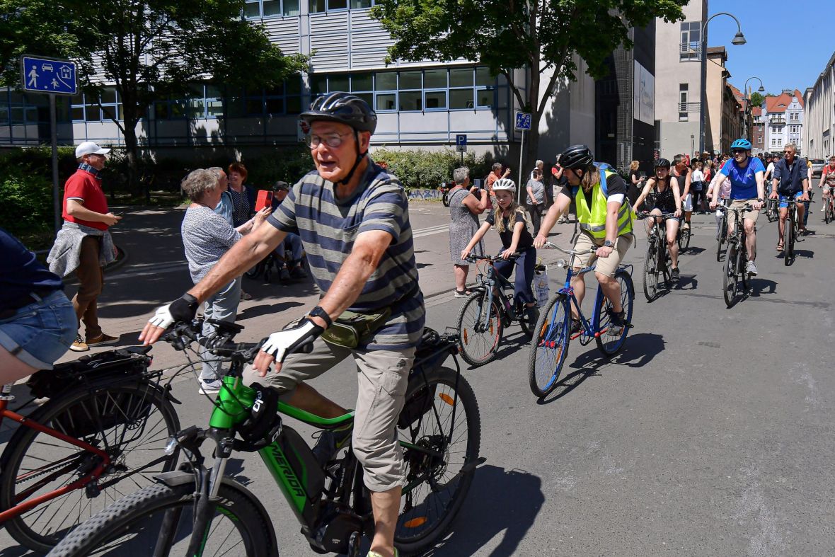 Fahrrad-Performance „Eine Brise“ von Mauricio Kagel in der Carl-Zeiß-Straße Jena, Foto: ZEISS, Jürgen ScheereFoto: ZEISS, Jürgen Scheere