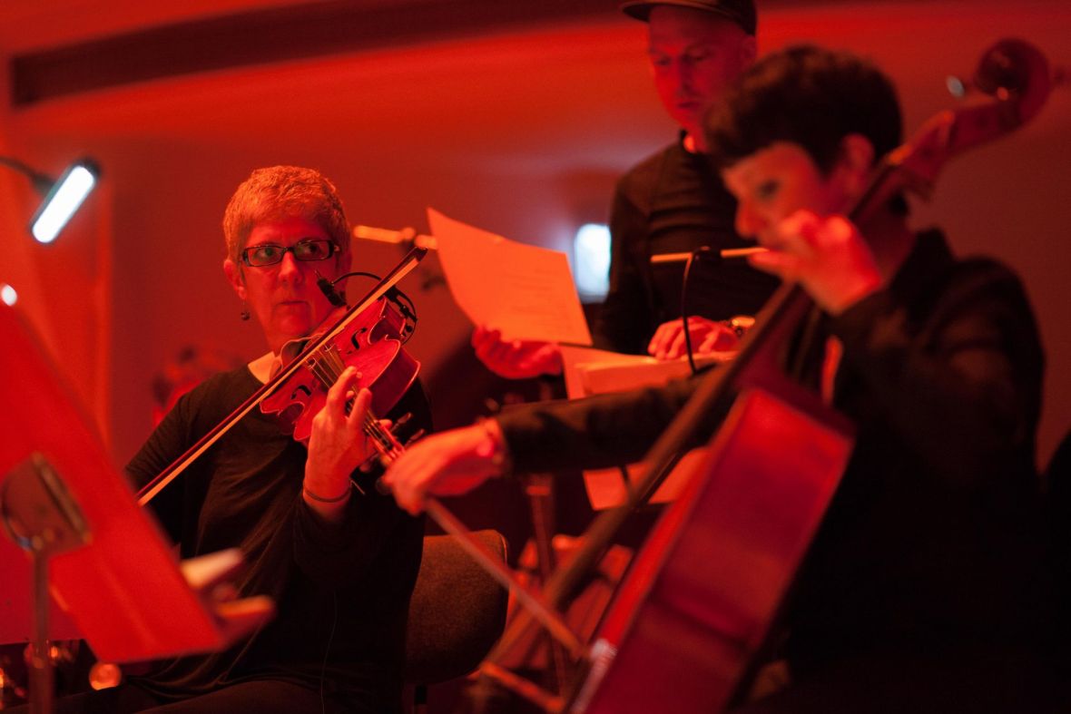 Sarah Buechi – Contradiction of Happiness (Septett) / Jenaer Philharmonie / Simon Gaudenz, Foto: Tina Peißker