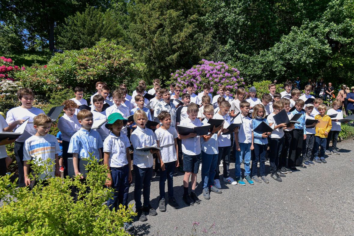 Knabenchor der Jenaer Philharmonie / Max Rowek im Botanischen Garten Jena, Foto: ZEISS, Jürgen Scheere