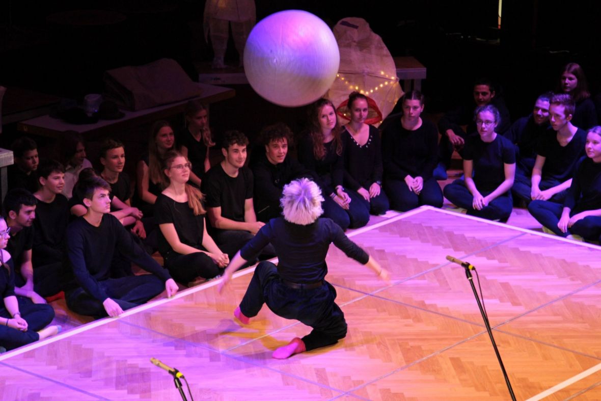 Schüler*innen des Christlichen Gymnasiums Jena und der Freien Gesamtschule UniverSaale Jena / Musiker*innen der Jenaer Philharmonie, Foto: Sebastian Beer