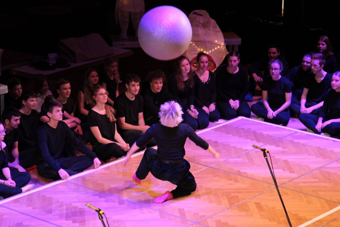 Schüler*innen des Christlichen Gymnasiums Jena und der Freien Gesamtschule UniverSaale Jena / Musiker*innen der Jenaer Philharmonie, Foto: Sebastian Beer