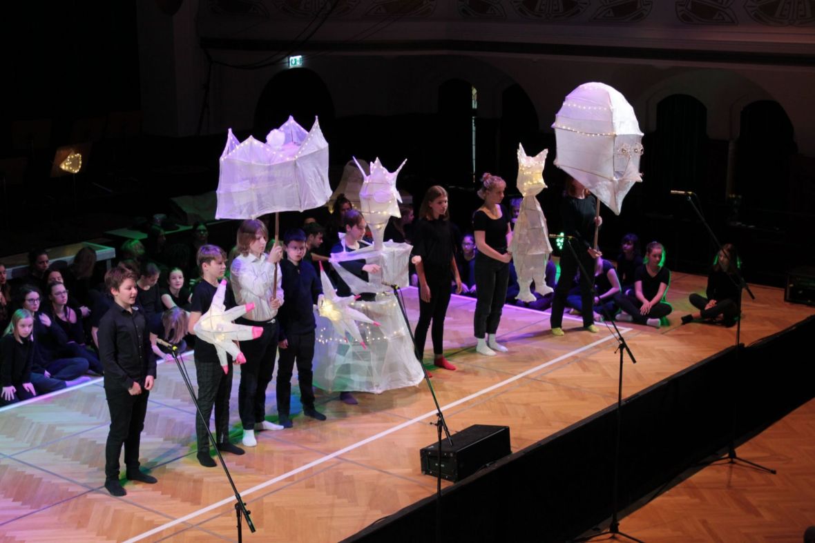 Schüler*innen des Christlichen Gymnasiums Jena und der Freien Gesamtschule UniverSaale Jena / Musiker*innen der Jenaer Philharmonie, Foto: Sebastian Beer