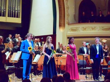 Dominique Horwitz, Jardena Flückiger, Selina Maria Batliner, GMD Simon Gaudenz, Musiker*innen der Jenaer Philharmonie, Sängerinnen der Hochschule für Musik FRANZ LISZT Weimar, Foto: Jenaer Philharmonie