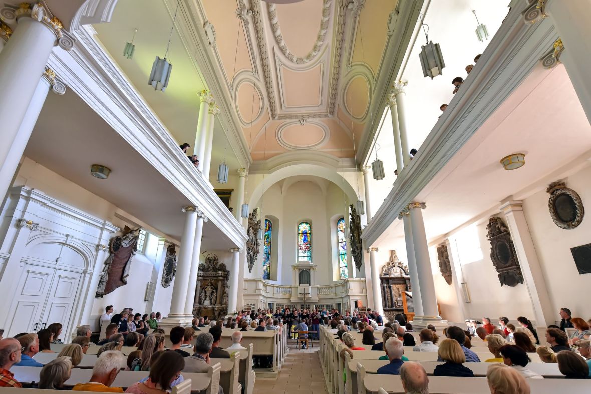 Jazzchor der Musik- und Kunstschule Jena / Tilman Wölz in der Friedenskirche Jena, Foto: ZEISS, Jürgen Scheere