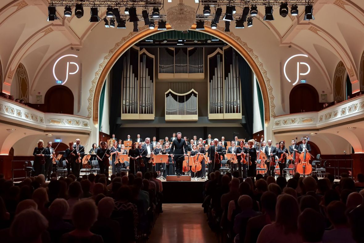 Jenaer Philharmonie / Simon Gaudenz im Volkshaus Jena, Foto: ZEISS, Jürgen Scheere
