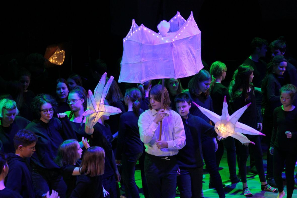 Schüler*innen des Christlichen Gymnasiums Jena und der Freien Gesamtschule UniverSaale Jena / Musiker*innen der Jenaer Philharmonie, Foto: Sebastian Beer