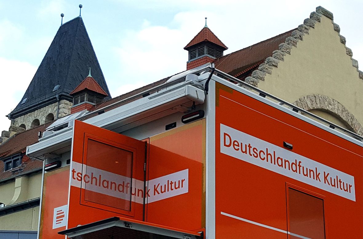 Übertragungswagen von Deutschlandfunk Kultur am Volksbad Jena, Foto: Jan Neubauer