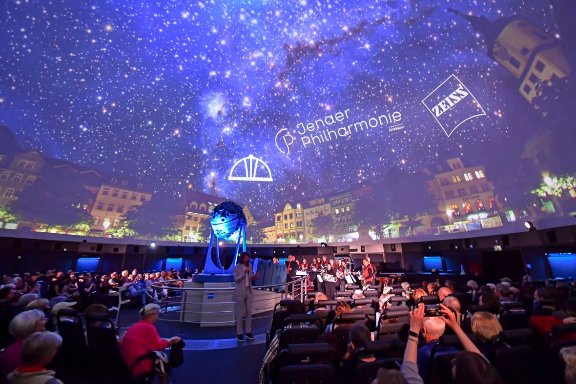 Dr. Philipp Schäffler / Brass Band BlechKLANG / Alexander Richter im Zeiss-Planetarium Jena, Foto: ZEISS, Jürgen Scheere