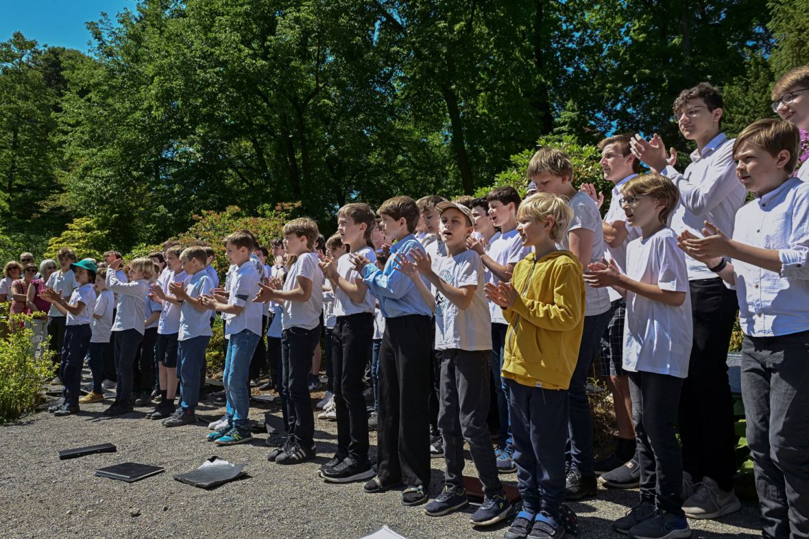 Knabenchor der Jenaer Philharmonie / Max Rowek im Botanischen Garten Jena, Foto: ZEISS, Jürgen Scheere