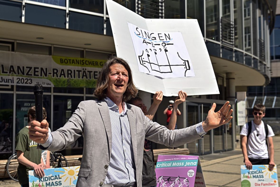 Dr. Philipp Schäffler / Fahrrad-Performance „Eine Brise“ von Mauricio Kagel auf dem Ernst-Abbe-Platz Jena, Foto: ZEISS, Jürgen Scheere