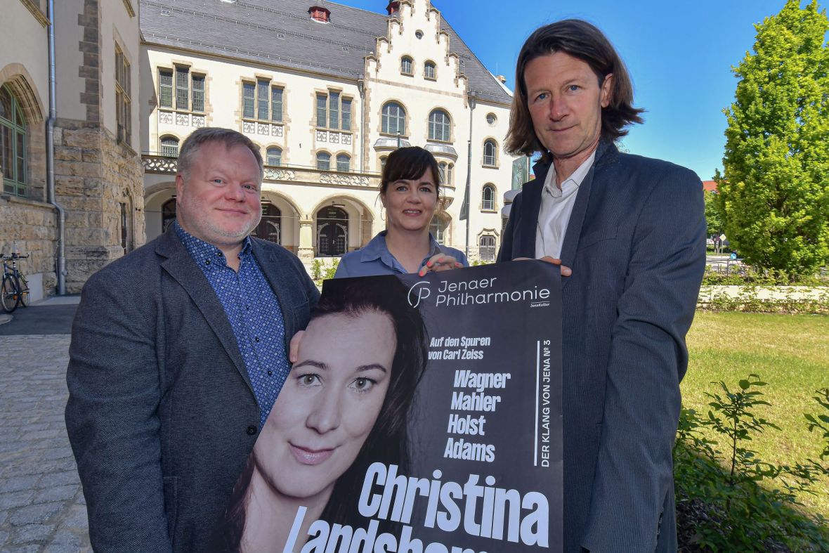 Alexander Richter / Beatrice Weinberger / Dr. Philipp Schäffler vor dem Volkshaus Jena, Foto: ZEISS, Jürgen Scheere