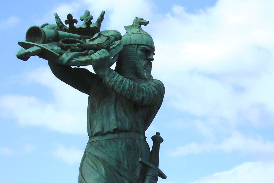 Hagen von Tronje versenkt den Nibelungenschatz im Rhein, Bronzeplastik von Johannes Hirt, Worms