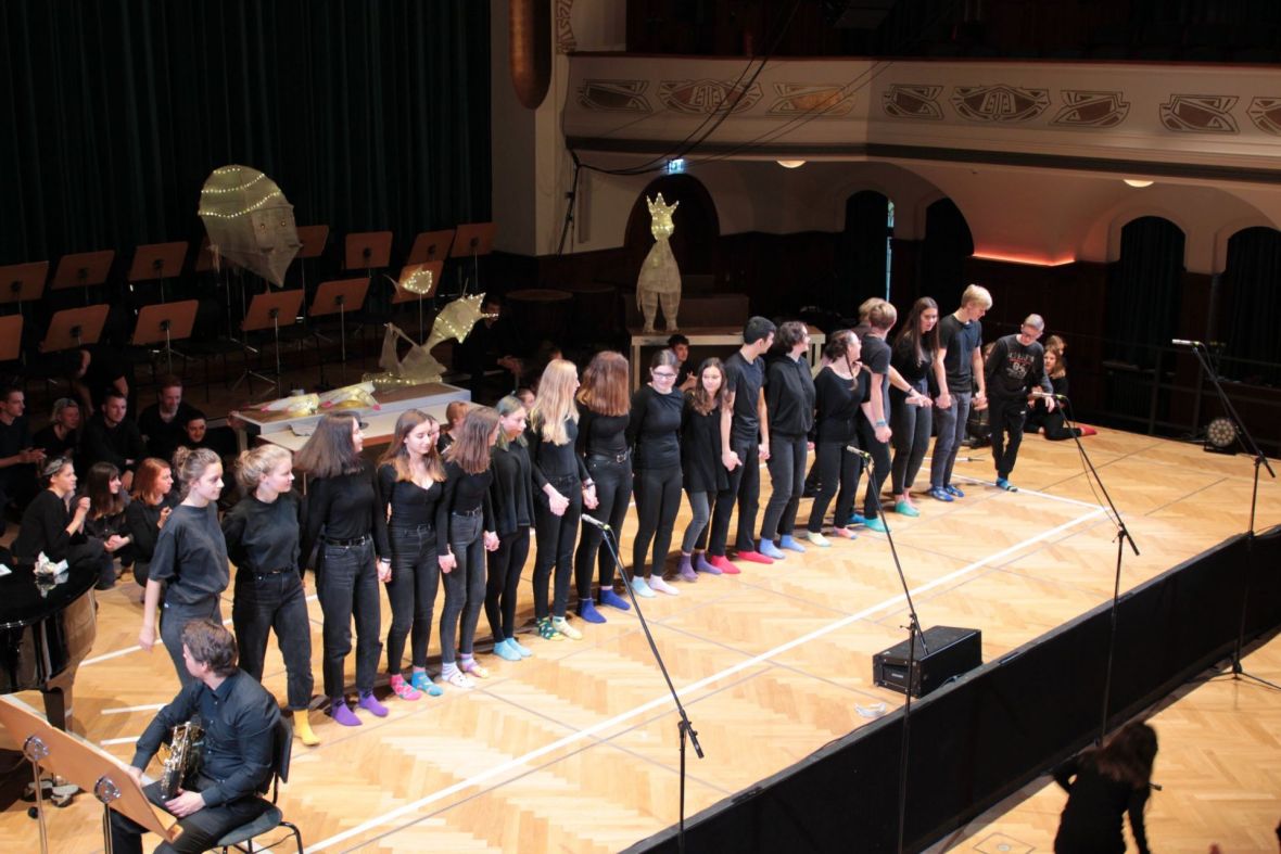 Schüler*innen des Christlichen Gymnasiums Jena und der Freien Gesamtschule UniverSaale Jena / Musiker*innen der Jenaer Philharmonie, Foto: Sebastian Beer