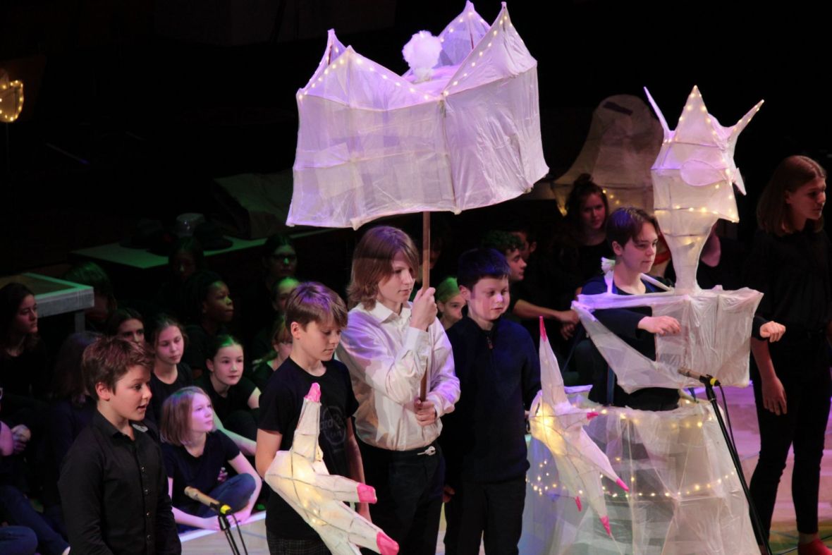 Schüler*innen des Christlichen Gymnasiums Jena und der Freien Gesamtschule UniverSaale Jena / Musiker*innen der Jenaer Philharmonie, Foto: Sebastian Beer