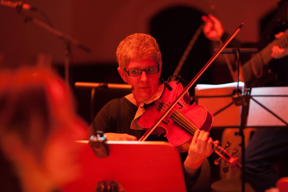 Sarah Buechi – Contradiction of Happiness (Septett) / Jenaer Philharmonie / Simon Gaudenz, Foto: Tina Peißker