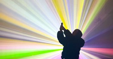 „PETRICHOR“, Video-Installation von Robert Seidel und Sound-Performance von Nikolai von Sallwitz, LUNA Festival, Grote Kerk Leeuwarden (NL), 2025, Foto: Robert Seidel