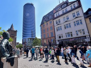 Turmblasen vom JenTower mit Steffen Naumann, Carl-Zeiss-Denkmal am Johannisplatz Jena, Foto: ZEISS, Jürgen Scheere