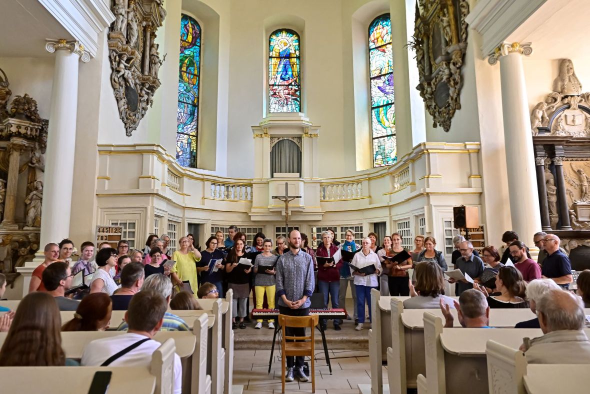 Jazzchor der Musik- und Kunstschule Jena / Tilman Wölz in der Friedenskirche Jena, Foto: ZEISS, Jürgen Scheere