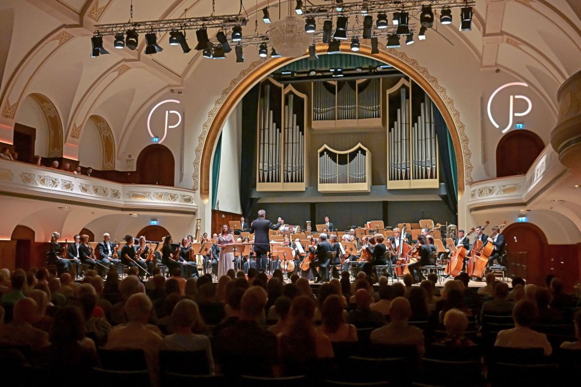 Jenaer Philharmonie / Simon Gaudenz im Volkshaus Jena, Foto: ZEISS, Jürgen Scheere