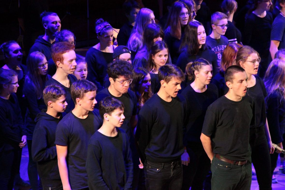 Schüler*innen des Christlichen Gymnasiums Jena und der Freien Gesamtschule UniverSaale Jena / Musiker*innen der Jenaer Philharmonie, Foto: Sebastian Beer