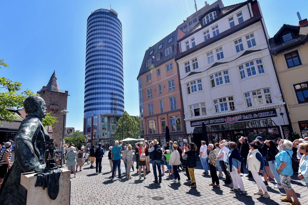 Turmblasen vom JenTower mit Steffen Naumann, Carl-Zeiss-Denkmal am Johannisplatz Jena, Foto: ZEISS, Jürgen Scheere