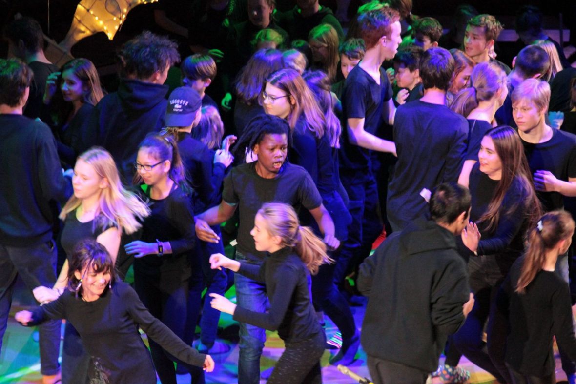 Schüler*innen des Christlichen Gymnasiums Jena und der Freien Gesamtschule UniverSaale Jena / Musiker*innen der Jenaer Philharmonie, Foto: Sebastian Beer