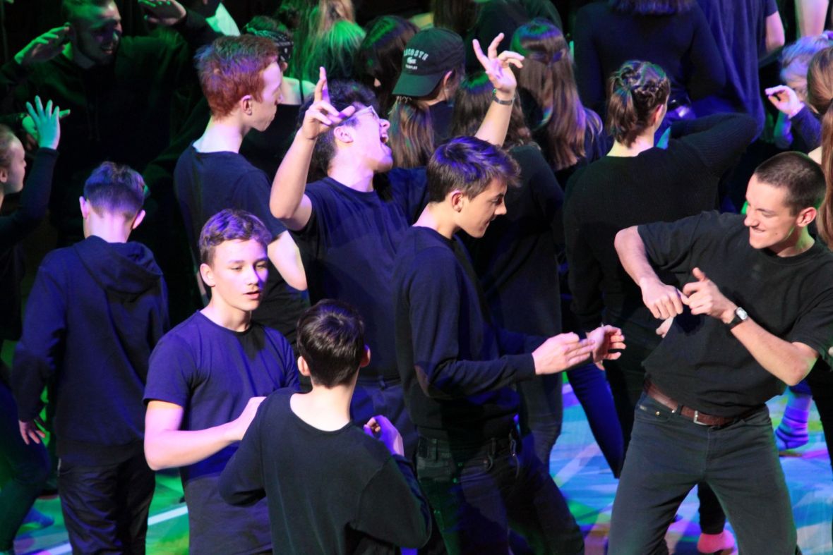 DER KLANG VON JENA: Theater-Collage „übü“ mit Schülerinnen und Schülern des Christlichen Gymnasiums Jena und der Freien Gesamtschule UniverSaale Jena, Foto: Sebastian Beer