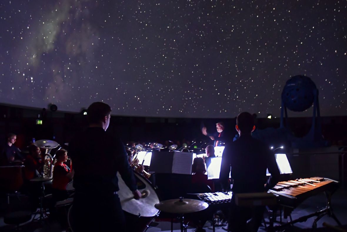 Brass Band BlechKLANG / Alexander Richter im Zeiss-Planetarium Jena, Foto: ZEISS, Jürgen Scheere