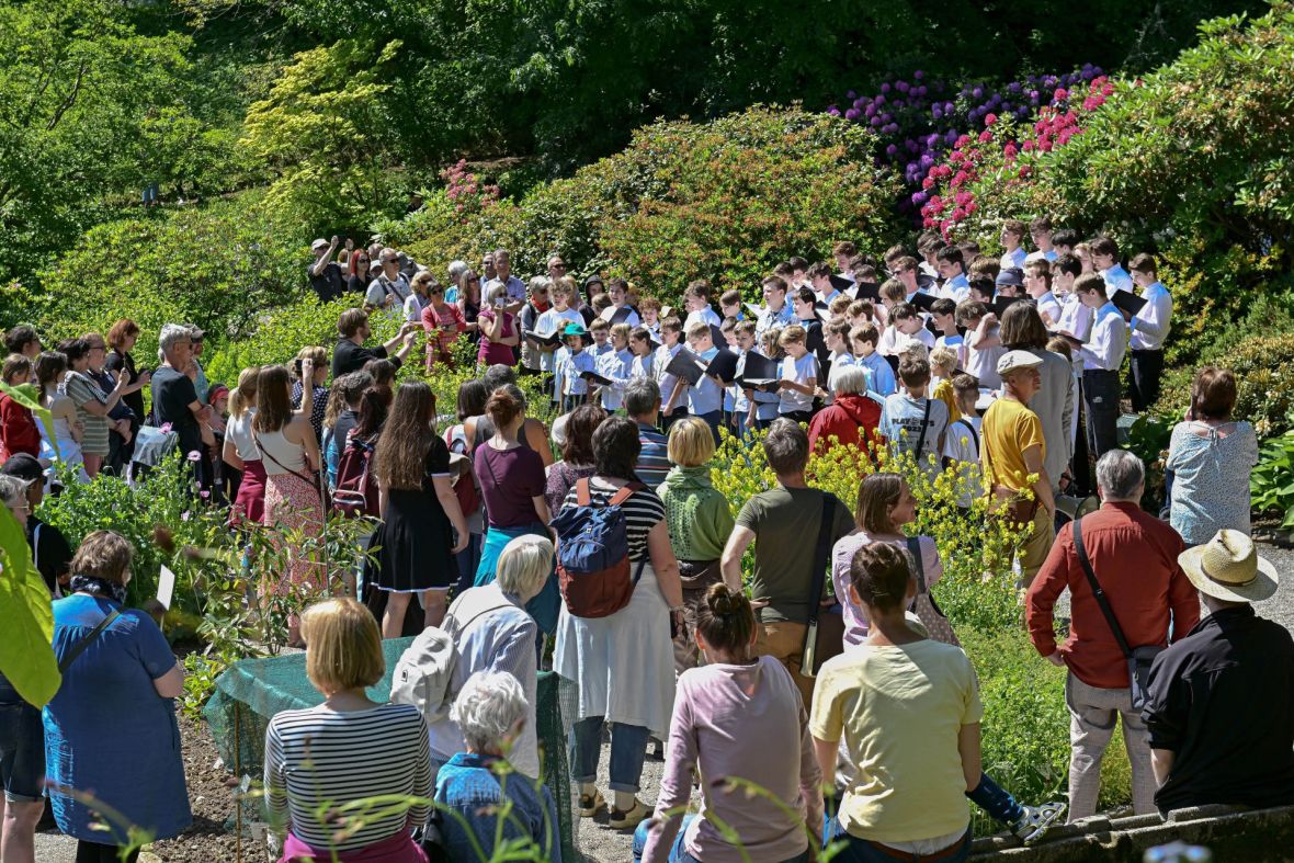 Knabenchor der Jenaer Philharmonie / Max Rowek im Botanischen Garten Jena, Foto: ZEISS, Jürgen Scheere