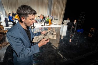 Vordergrund: Leon Pfannenmüller&nbsp;/ Hintergrund: Musiker*innen der Jenaer&nbsp;Philharmonie / Hanneke&nbsp;van&nbsp;der&nbsp;Paardt&nbsp;/ Henrike&nbsp;Commichau, Foto:&nbsp;Joachim&nbsp;Dette