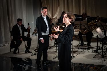 Vordergrund: Simon&nbsp;Gaudenz&nbsp;/ Henrike&nbsp;Commichau&nbsp;/ Hintergrund: Marius&nbsp;Sima&nbsp;/ Alma-Sophie&nbsp;Starke&nbsp;/ Camelia&nbsp;Sima&nbsp;/ Johannes&nbsp;Freyer&nbsp;/ Foto:&nbsp;Joachim&nbsp;Dette