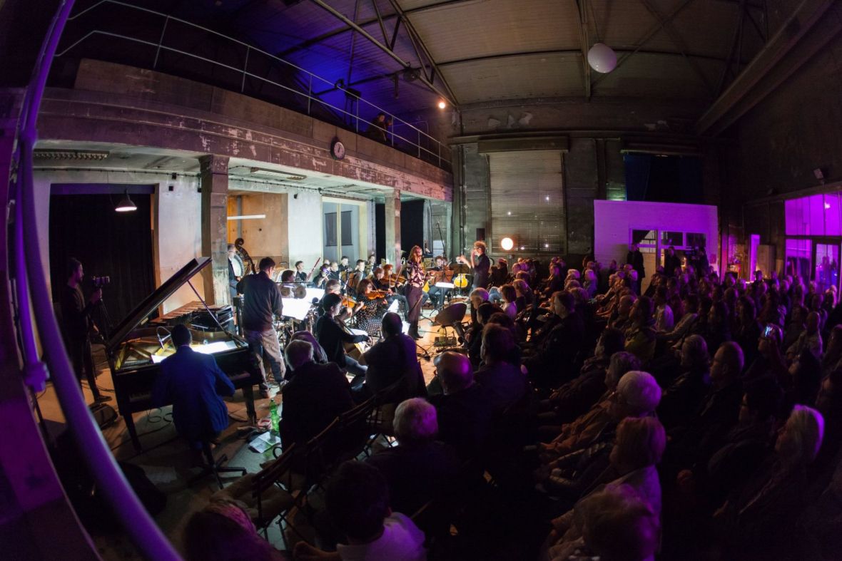 Sarah Buechi und die Jenaer Philharmonie, Foto: Tina Peißker
