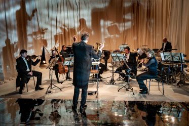 Vordergrund: Simon Gaudenz / Hintergrund: Marius&nbsp;Sima&nbsp;/ Alma-Sophie&nbsp;Starke&nbsp;/ Camelia&nbsp;Sima&nbsp;/ Johannes&nbsp;Freyer&nbsp;/ Christof&nbsp;Reiff&nbsp;/ Erdmute&nbsp;Geuther&nbsp;/ René&nbsp;Münch, Foto:&nbsp;Joachim&nbsp;Dette