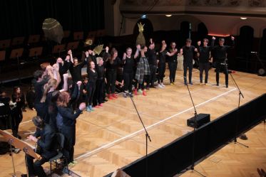 Schüler*innen des Christlichen Gymnasiums Jena und der Freien Gesamtschule UniverSaale Jena / Musiker*innen der Jenaer Philharmonie, Foto:&nbsp;Sebastian Beer