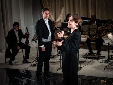 Vordergrund: Simon&nbsp;Gaudenz&nbsp;/ Henrike&nbsp;Commichau&nbsp;/ Hintergrund: Marius&nbsp;Sima&nbsp;/ Alma-Sophie&nbsp;Starke&nbsp;/ Camelia&nbsp;Sima&nbsp;/ Johannes&nbsp;Freyer&nbsp;/ Foto:&nbsp;Joachim&nbsp;Dette