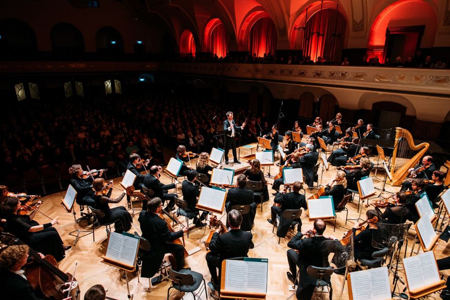 DIe Jenaer Phlharmonie unter dem Dirigat von Simon Gaudenz, Foto: Christoph Worsch