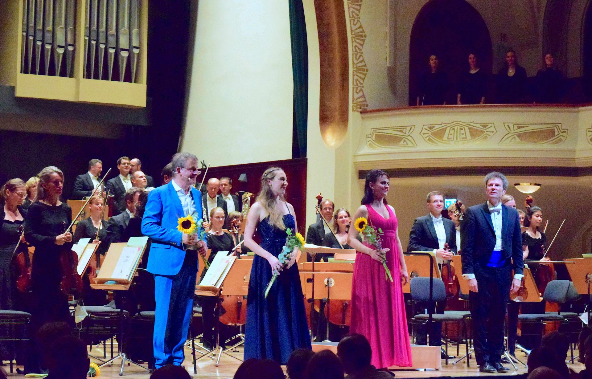 Dominique Horwitz, Jardena Flückiger, Selina Maria Batliner, GMD Simon Gaudenz, Musiker*innen der Jenaer Philharmonie, Sängerinnen der Hochschule für Musik FRANZ LISZT Weimar, Foto: Jenaer Philharmonie